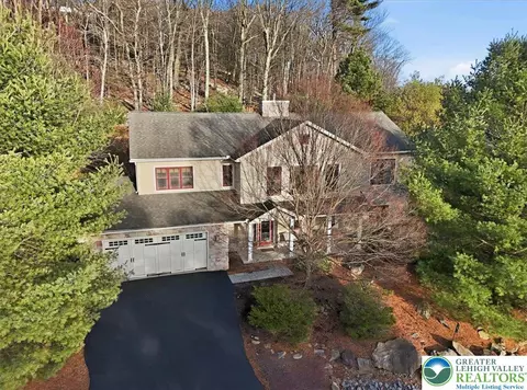6 Fieldstone Ct, Lake Harmony, PA 18624