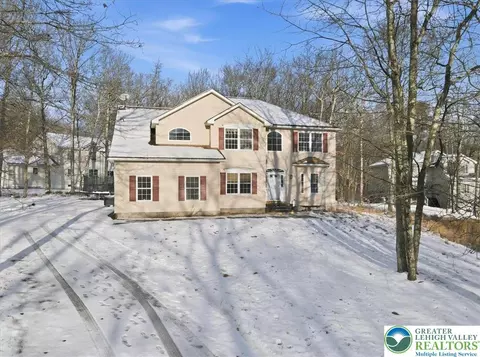 106 Swartsburo Dr, Tamiment, PA 18371