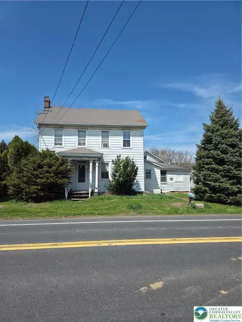 4586 W Mountain View Dr, Walnutport, PA 18088