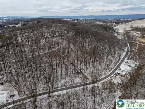 6338 Hickory Rd, Washington Twp, PA 18080