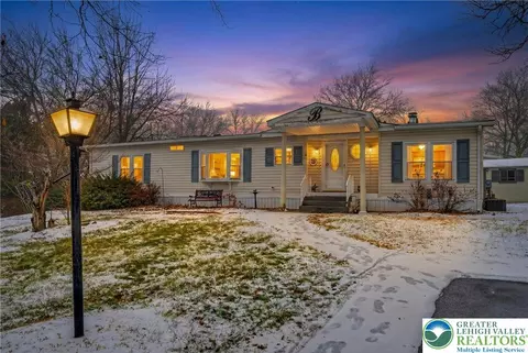 4 Woodsdale Ct, Bath, PA 18014