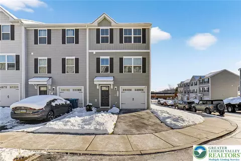 2132 Cross Country Rd, Northampton, PA 18067
