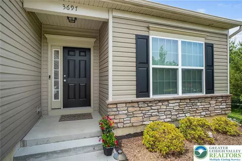 3697 Cottage Dr, Bethlehem, PA 18020