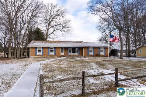 2486 Evanwood Rd, Bath, PA 18014