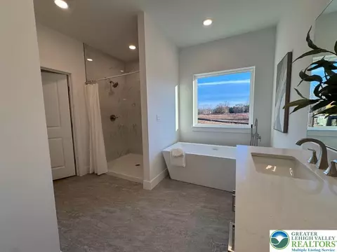 Bath - 3102 Moyer Rd, Hellertown, PA 18055 photo 2 of 5