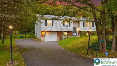 271 N Shore Dr, Albrightsville, PA 18210