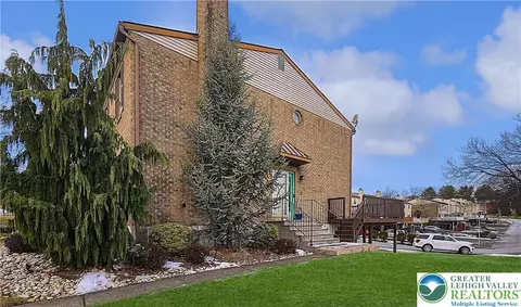 1391 Presidential Dr, Fullerton, PA 18052