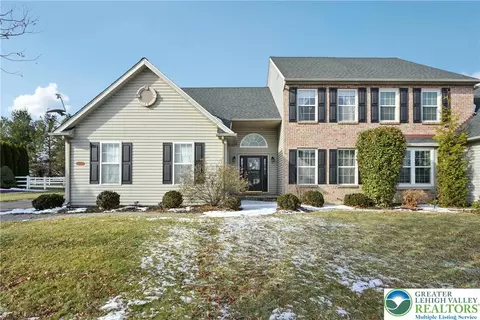 6059 Timberknoll Dr, Macungie, PA 18062