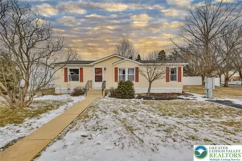 17 Canterbury Ct, Forks Twp, PA 18040