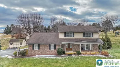 3904 Shirley Dr, Schnecksville, PA 18078