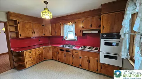 Kitchen - 325 E Walnut St, Hellertown, PA 18055 photo 4 of 9