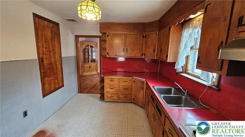 Kitchen - 325 E Walnut St, Hellertown, PA 18055 photo 6 of 9