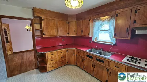 Kitchen - 325 E Walnut St, Hellertown, PA 18055 photo 7 of 9