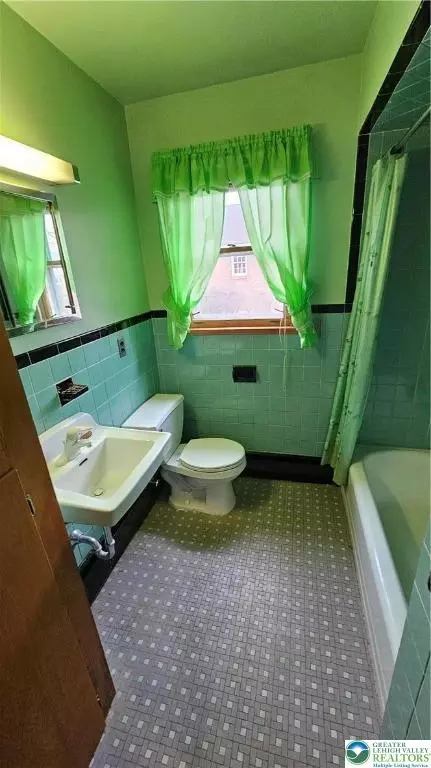 Bath - 325 E Walnut St, Hellertown, PA 18055 photo 1 of 6