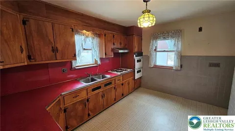 Kitchen - 325 E Walnut St, Hellertown, PA 18055 photo 3 of 9