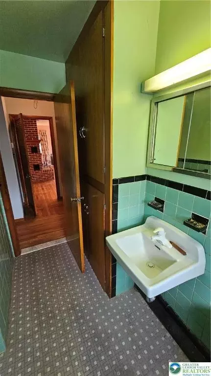 Bath - 325 E Walnut St, Hellertown, PA 18055 photo 4 of 6