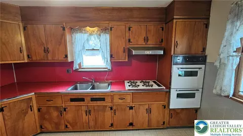 Kitchen - 325 E Walnut St, Hellertown, PA 18055 photo 5 of 9