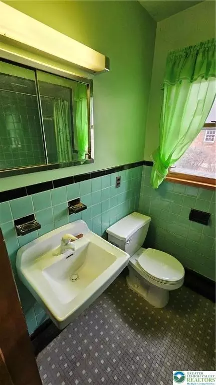 Bath - 325 E Walnut St, Hellertown, PA 18055 photo 3 of 6