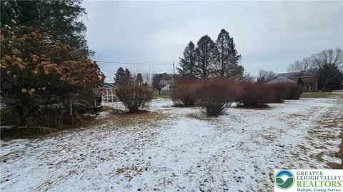 325 E Walnut St, Hellertown, PA 18055 photo 69