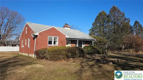 325 E Walnut St, Hellertown, PA 18055 photo 3