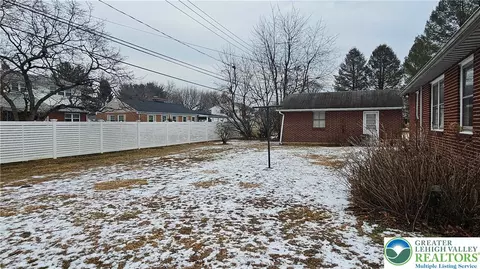 325 E Walnut St, Hellertown, PA 18055 photo 9