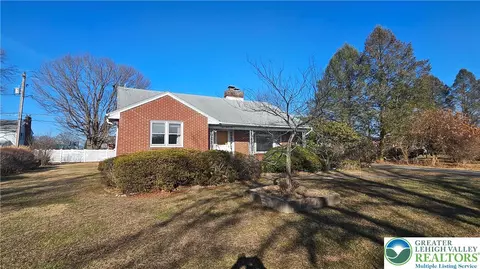 325 E Walnut St, Hellertown, PA 18055 photo 2
