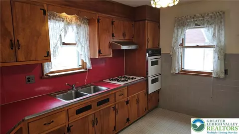 325 E Walnut St, Hellertown, PA 18055 photo 28