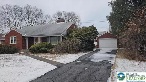 325 E Walnut St, Hellertown, PA 18055 photo 5