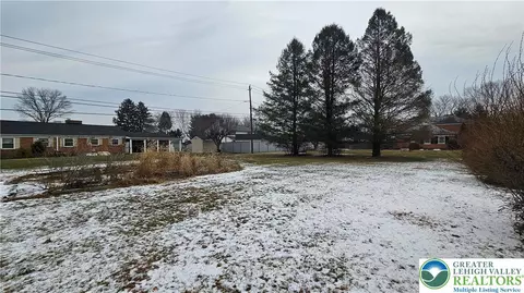 325 E Walnut St, Hellertown, PA 18055 photo 71