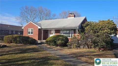 325 E Walnut St, Hellertown, PA 18055