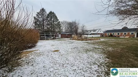 325 E Walnut St, Hellertown, PA 18055 photo 11