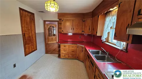 325 E Walnut St, Hellertown, PA 18055 photo 32