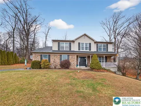 7733 Harbor Ct, Slatington, PA 18080
