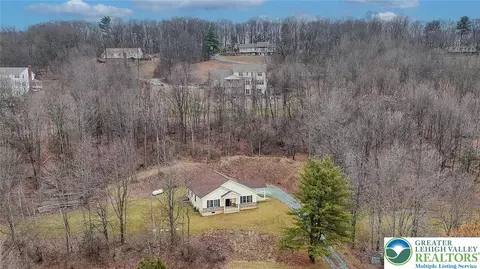 2021 Evergreen Dr, Tamaqua, PA 18252