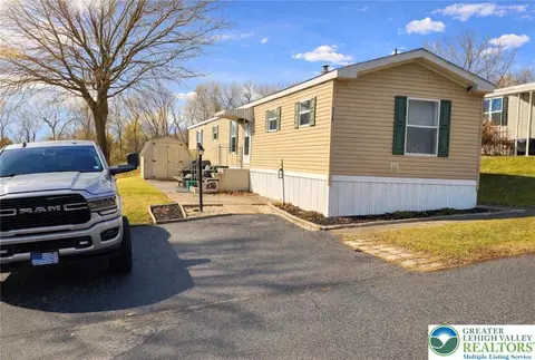 6318 Lamar Ct, Slatington, PA 18080