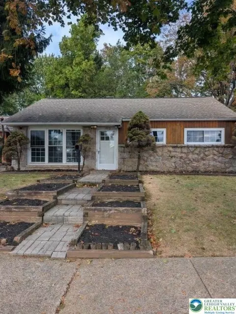 1440 Greenview Dr, Bethlehem, PA 18018