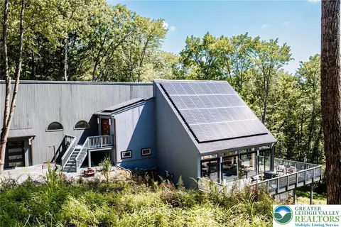 125 Achill Ln, Dingmans Ferry, PA 18328