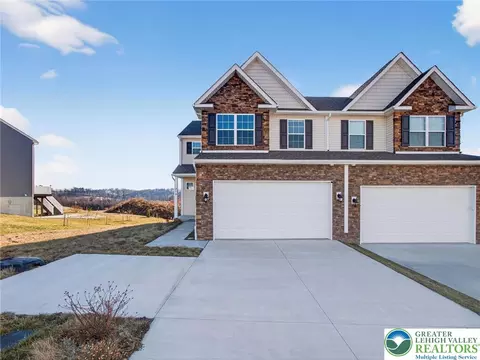 219 Sunglo Dr, Shoemakersville, PA 19555