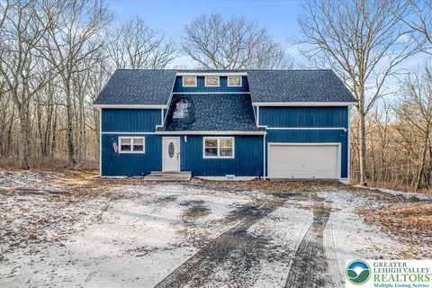 3260 Bluebird Dr, Bushkill, PA 18324