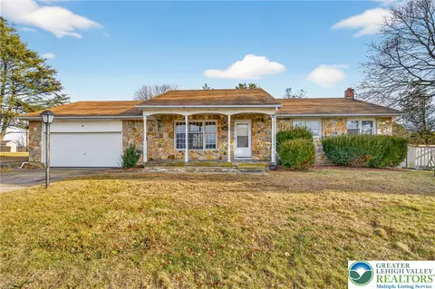 576 Horseshoe Dr, Plainfield Twp, PA 18040