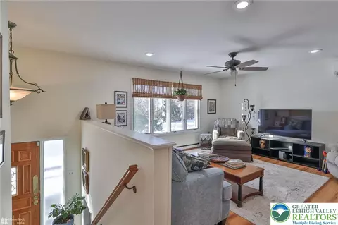 536 Carol Ln, Bath, PA 18014 photo 3