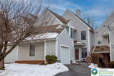 7923 Cross Creek Cir, Breinigsville, PA 18031