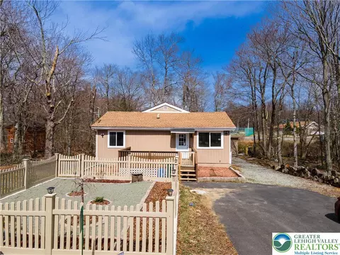 9851 Deerwood Dr, Coolbaugh Twp, PA 18466