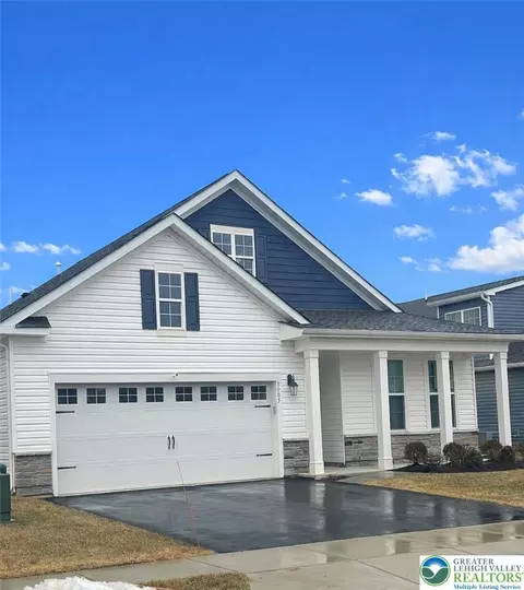8005 August Ave, Breinigsville, PA 18031