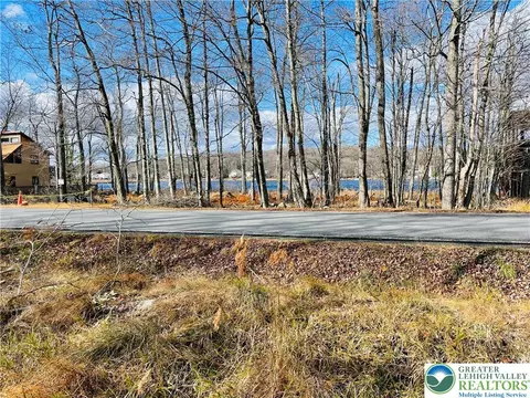 789 Waterfront Dr, Tobyhanna, PA 18466