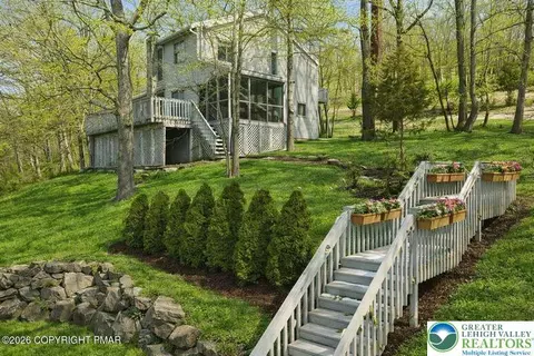 194 Stafford Dr, Saw Creek, PA 18324