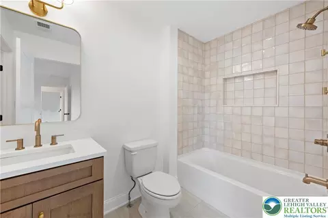 Bath - 901 Renaldi Rd, Wind Gap, PA 18091 photo 11 of 14