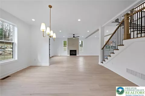 Living - 901 Renaldi Rd, Wind Gap, PA 18091 photo 4 of 15