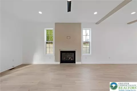 Living - 901 Renaldi Rd, Wind Gap, PA 18091 photo 12 of 15