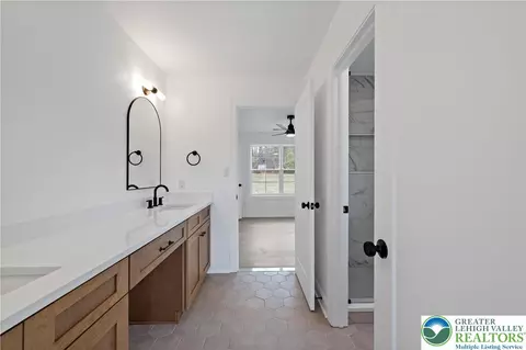 Bath - 901 Renaldi Rd, Wind Gap, PA 18091 photo 3 of 14